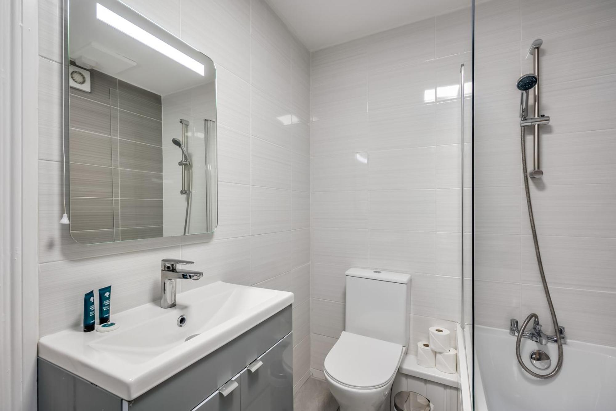 Central Belfast Apartments Queen'S Hideaway ภายนอก รูปภาพ